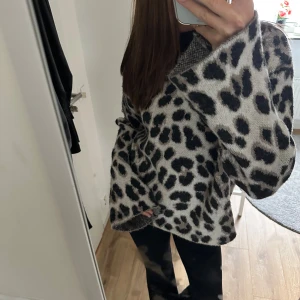 Stickad tröja leopard - Säljer denna snygga leopard stickade tröja från Hm. Den är knappt använd så i väldigt fint skick! Storlek Xs/S. Perfekt nu till höst/vinter💓🍂