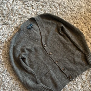 Ralph Lauren 100% Kashmir cardigan - Säljer denna riktigt snygga Ralph Lauren cardigan i storlek S men passar mer storlek XS än S. Den är i bra skick och är i 100% Kashmir. Bara att skriva över frågor och funderingar.
