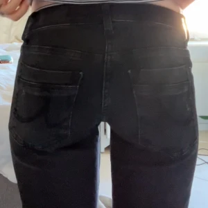 Svarta bootcut jeans från LTB i nytt skick valerie - Svarta jeans från LTB med bootcut passform och klassiska fem fickor. Jeansen har en lätt tvättad look och är tillverkade i stretchigt denim för en bekväm känsla. Snygga detaljer och normal midja gör dem till ett stilrent val. Har bara haft på mig 2 gånger och tvättat en gång. Inga defekter och säljer för att de inte kom till användning köpt för 799kr