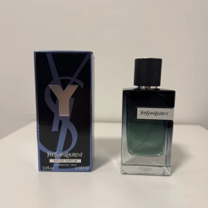 Yves Saint Laurent Y Eau de Parfum 100ml - Y Eau de Parfum från Yves Saint Laurent i en stilren glasflaska med svart lock och silverdetaljer. Doften kommer i en snygg blå och svart kartong med stort Y på framsidan. Flaskan rymmer 100 ml och har en modern, maskulin design.