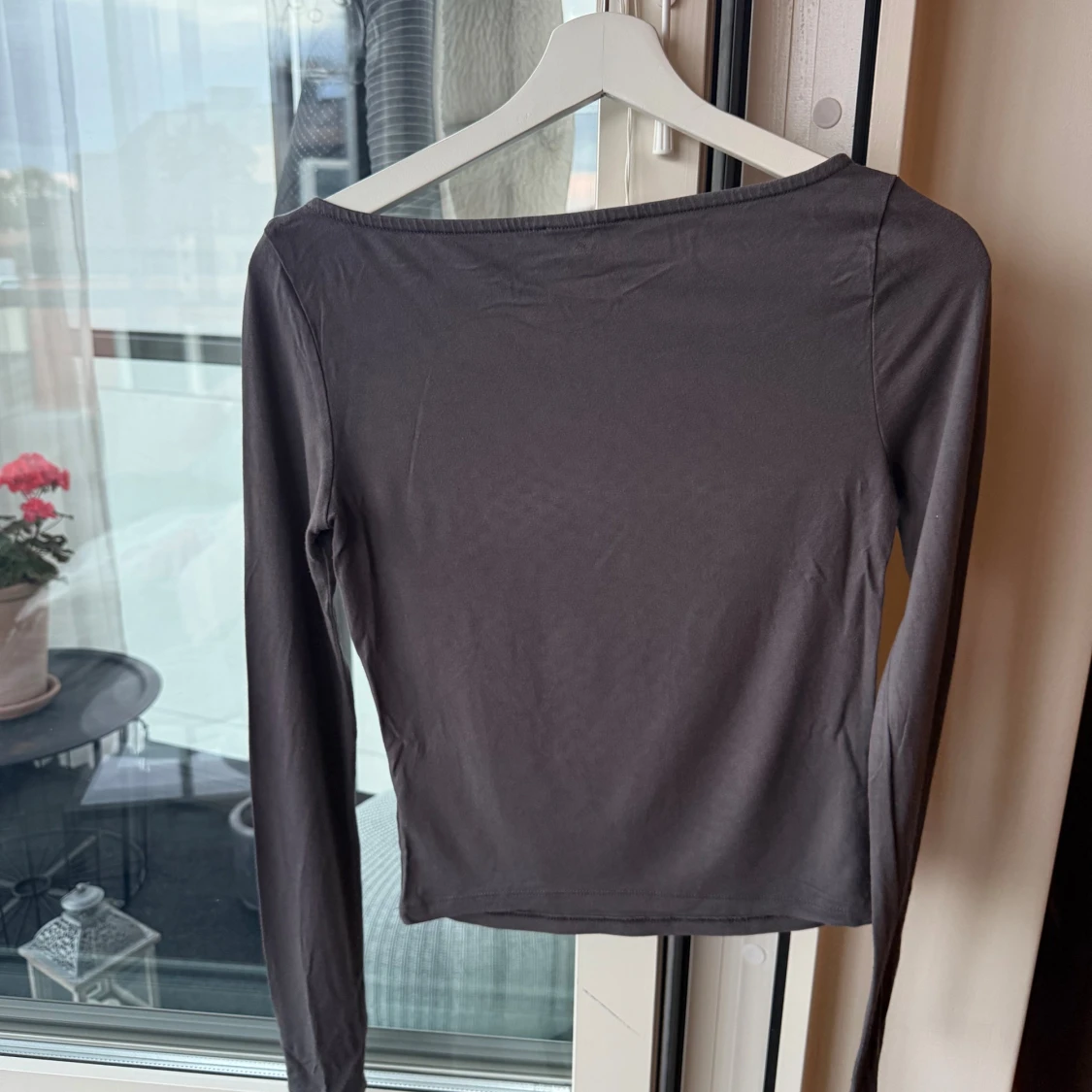 Mörkgrå långärmad topp från NA-KD - 1