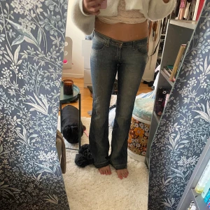 Lågmidjade jeans  -  Midjemått tvärsöver: 39cm Midjehöjd: 17cm Inerbens längd: 75cm💕#lågmidjade #bootcut 