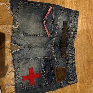 Vintage Minikjol - Skit snygg vintage kjol med massa coola detaljer🌟 Skriv för frågor🫶🏼 Storlek: S Midjemått: ca 40cm Längd: ca 33cm.