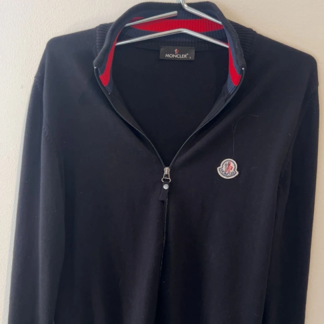 Svart Moncler kofta med dragkedja