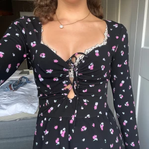 Blommig svart kortklänning med blommor - Supersöt svart kortklänning med små rosa och vita blommor från H&M Divided. 