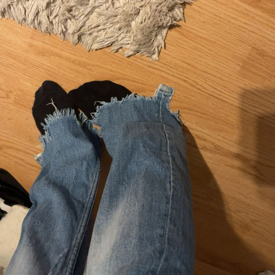  ljusblå slitna jeans från Zara  - 1