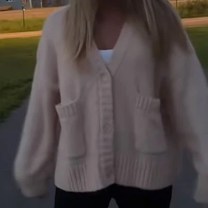 Beige oversized kofta med fickor - Så fin rosa kofta helt slutsåld från Lindex i storlek M/L men jag har S i vanliga fall så ni kan jämföra med på bilden🥰 använd 1 gång 