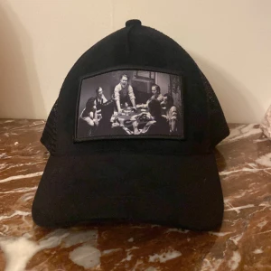 Svart truckerkeps med pokerbild - Tja säljer nu dena feta mocka keps med äldre män som spelar poker sicket är 10/10💯 inga skador eller defekter säljer kepsen på grund av att den inte va min grej om du har några frågor eller funderingar är det bara och säga🤔🔥