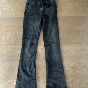 Svarta mid/låg midjade bootcut jeans - Passar s/m