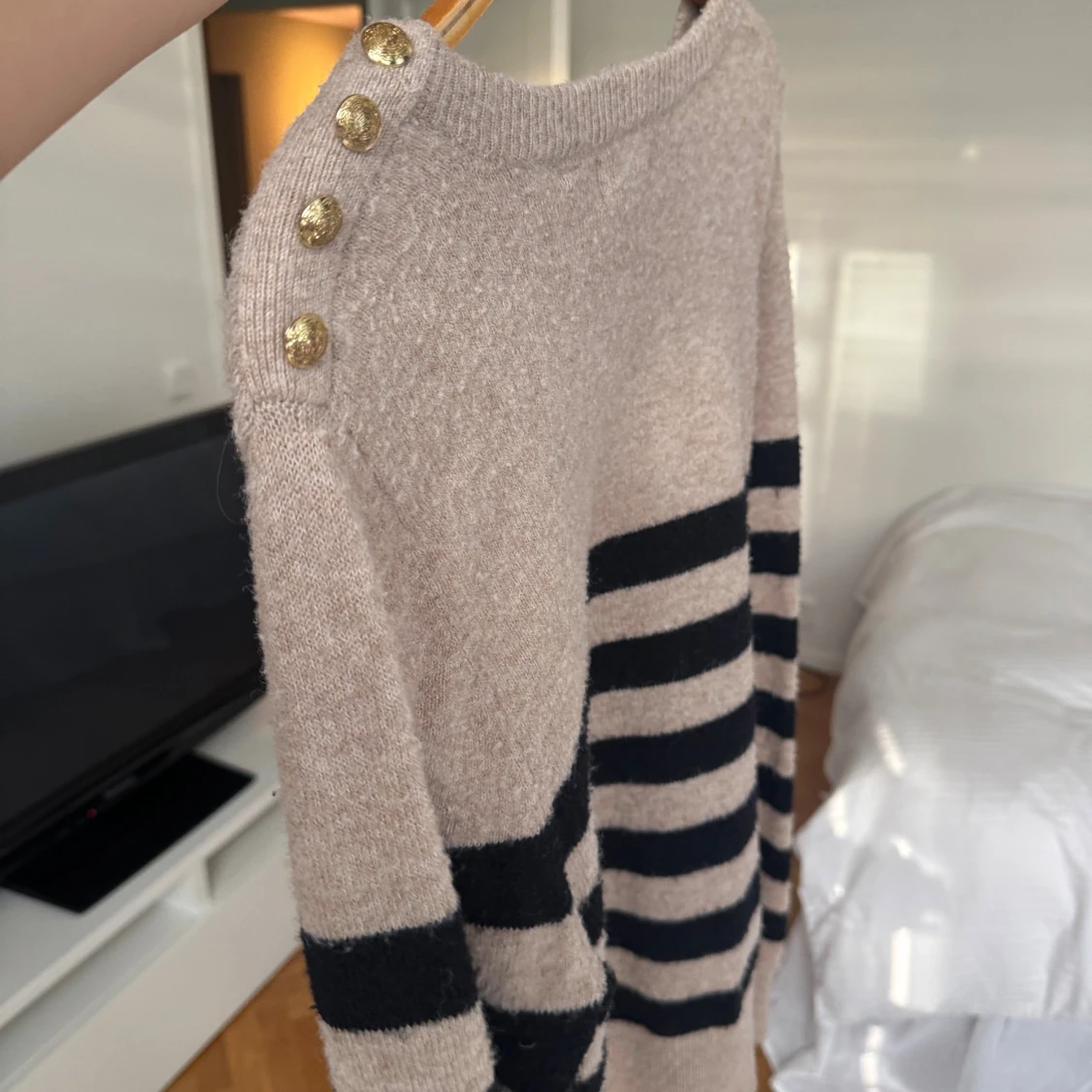 Randig stickad tröja med guldknappar - 1