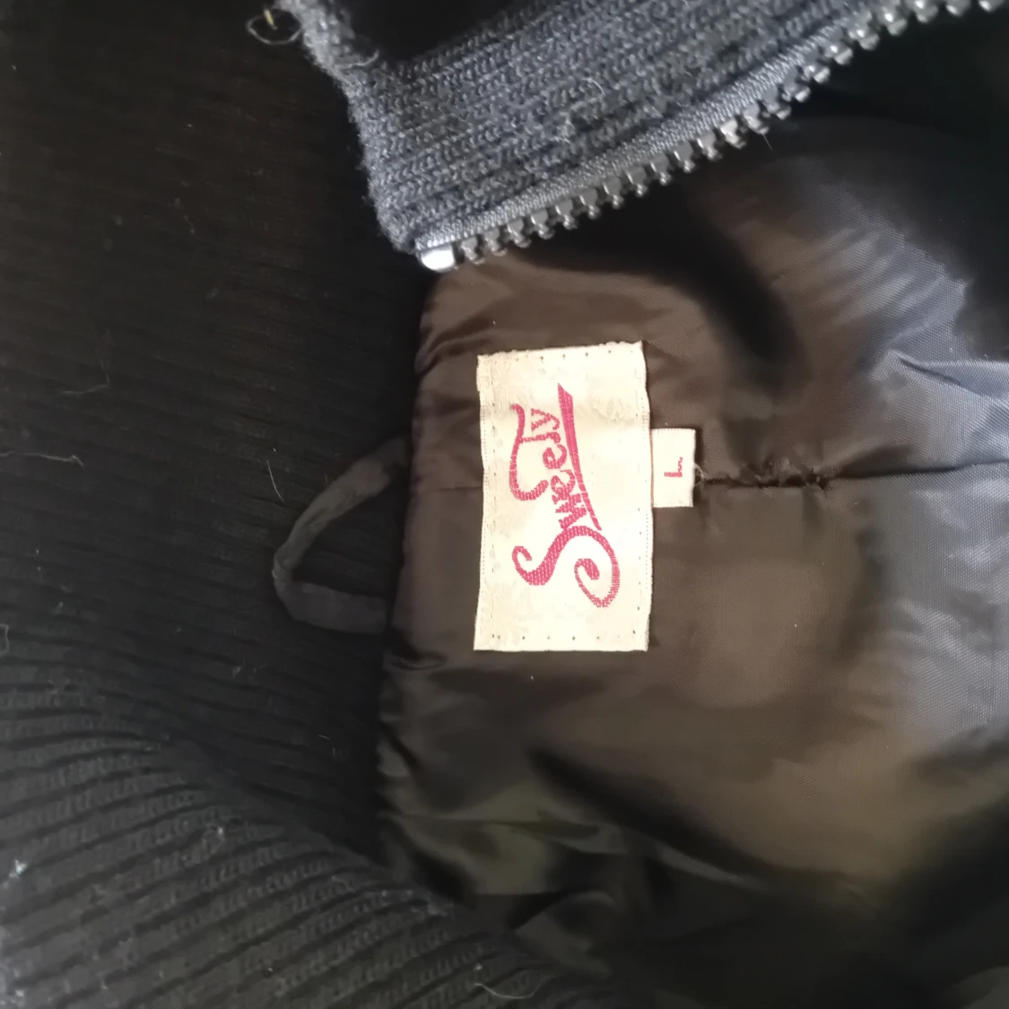 Svart quiltad jacka med dragkedja - 4