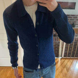 Stickad cardigan  - Säljer nu en riktigt fet cardigan som är helt oanvänd, säljer pga att jag glömde returnera i tid. Färgen är blå storleken är M och priset är 399 kr🤩🤩 