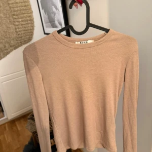 Beige ribbad långärmad topp NA-KD - Använd få gånger 