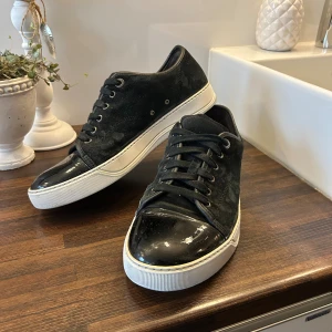 Lanvin - Säljer ett par svarta lanvin skor | Strl UK7 | Skick 8/10 | Pris 2199kr | Inget og | Hör av dig vid frågor |