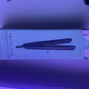 Reseplattång från Beautine - Säljer en smidig och kompakt reseplattång från Beautine. Plattången är svart med slimmad design och har en klassisk sladd med EU-kontakt. Perfekt storlek för att ta med i väskan när du är på språng.