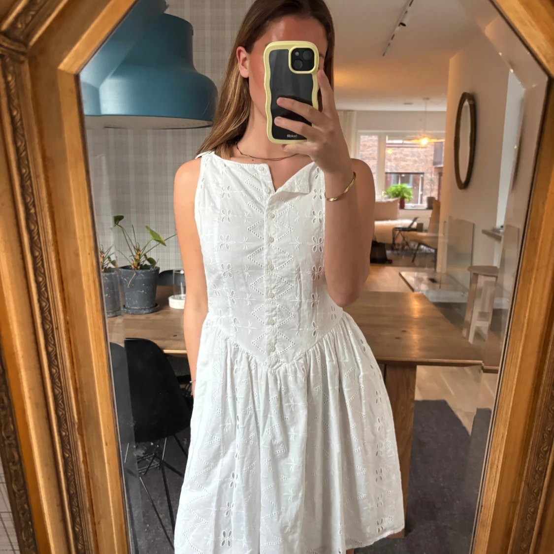 Vit ärmlös sommarklänning med broderi - 2