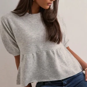 Ljusgrå stickad topp - Ny köpt superfin ljusgrå stickad topp. 