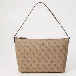 Beige axelväska från Guess - Snygg beige axelväska från Guess med klassiskt logomönster över hela väskan. Väskan har en stilren form, guldfärgad logga framtill och dragkedja upptill. Perfekt storlek för det viktigaste och enkel att bära över axeln. Använd men inga defekter. Rymlig och har även två fack samt en ficka med dragkedja på insidan! 