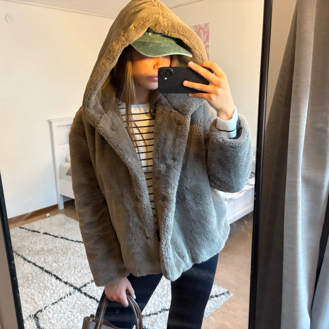 Beige pälsjacka med huva - 1