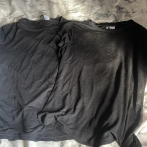 Svarta basic t-shirts från Hm  - Två svarta och lite genomskinliga T-shirts från Hm som är exakt likadana i storlek S. 