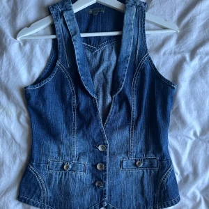 Marinblå Jeansväst med knappar - Säljer denna jeansväst i storlek 36☺️mycket fin!!