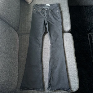 Svarta bootcut jeans från Gina Tricot - Säljer ett par svarta jeans med bootcut-modell och låg/midwaist. Tjejen är 160cm som har på sig jeansen.