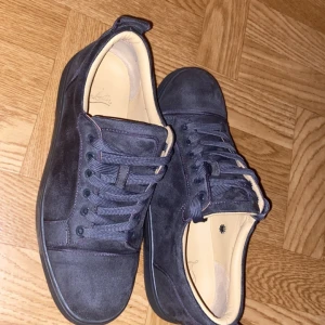Loubs  - Helt nytt skick, jag fick dom i födelsedagspresent, Storlek 42 men valde att sälja dom eftersom dom inte passade mig för min fot är ganska bred. Använt dom bara en gång och jag ska såklart tvätta dom noggrant innan jag skickar 