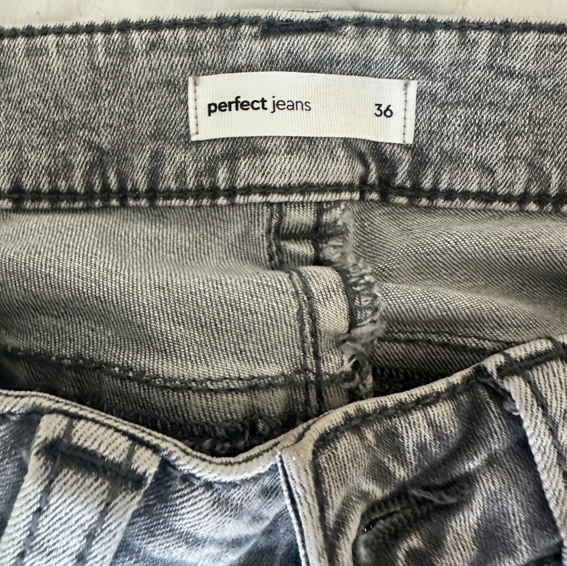 Grå bootcut jeans från Gina  - 2
