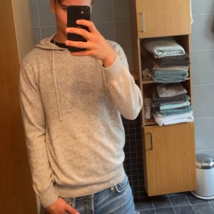 Grå hoodie från Bvaldi med brodyr - Säljer en stilren grå Kashmir hoodie från bvaldi det är 100% Kashmir och den är ny köpte den i sommars men har inte fått den till användning så mycket så tänker att den hör till nån Annan den är perfekt nu till hösten där den är varm och jätte sköna jag ha på dig ny pris för denna är 1,199 och jag säljer den för 700 kr de är bara att höra av sig om du har nån fråga 