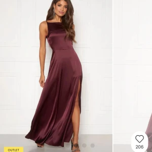 Vinröd balklänning med öppen rygg - Säljer en elegant vinröd långklänning med vacker drapering och öppen rygg. Klänningen har en figurnära passform upptill och faller snyggt ner mot golvet. Perfekt för bal eller festliga tillfällen. Jag är 168 och går ända ner i golvet och släpar ytterst lite. Den har spets i ryggen syns inte så bra på bilderna men en superfin klänning perfekt till balen.tar emot dom flesta prisförslag