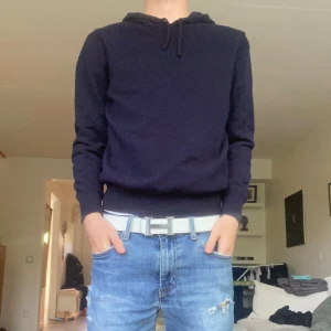 Kashmir tröja  - En blå trendig kashmir tröja! Sjukt skön och jätte bra passform. Tröjan är från sayless. Passar till alla typer av jeans lätt att styla, inge skador alls på tröjan🙌🙌originalpris ligger på 1000kr💰💸hör av dig vid minsta lilla fråga 🙋‍♂️ priset kan diskuteras😇😁