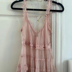 🎀ROSA TOPP🎀 - Säljer denna dröm vackra ljusrosa toppen ifrån Tara Jarmon i storlek 38/ S-M❤️. Toppen ger en Alison Delaurentis ifrån pretty Little liars vibe och är dröm vacker❤️, har en pytteliten ljusblå prick på sig men ingen man tänker på❤️.(Halsbandet på bilden ingår ej) original pris är 500kr så säljer för ungefär 200kr❤️