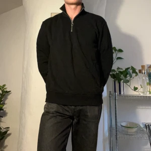 Zip tröja weekday - Tjocktröja med dragkedja och hög krage. Riktigt bra i vintern. Skön passform.