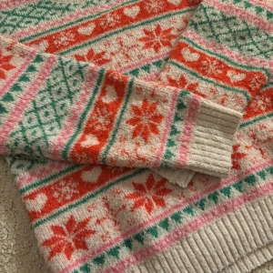 Mönstrad jultröja från Lindex - En jätte fin jul tröja från Lindex med fina mönster, jätte fin att ha på julen och håller en varm❣️