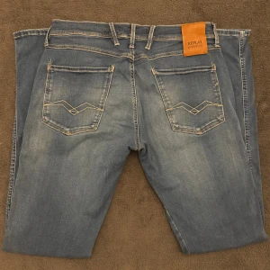 Replay Anbass Hyperflex herrjeans slim fit blåa W32 L34 - Replay Anbass Hyperflex herrjeans slim fit | W32 L34 | slim fit | slick: 9,5/10, inga defekter | nypris 1900kr | tveka inte på att skriva vid frågor!