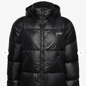 Svea vinterjacka - Svart vinterjacka från Svea i strl xs, oversized och sitter snyggt💕Använd 2 gånger så nyskick! Nypris 3500kr