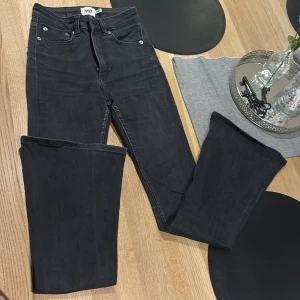 Svarta bootcut jeans från 157, XS - Snygga svarta jeans från 157 i bootcut-modell. Byxorna har klassisk femficksdesign, hög midja och raka ben som släpper ut nertill. Perfekta för dig som gillar en tidlös look med lite edge. Materialet är mjukt och stretchigt jeans.