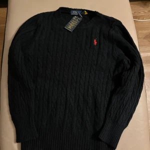 Ralph Lauren stickad tröja - Säljer en Helt oanvänd Ralph Lauren tröja. Storlek M men Passar S också