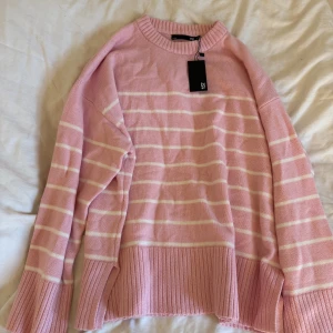Rosa randig stickad tröja 157 - Superfin rosa stickad tröja från 157 med vita sträck. Helt ny med prislapp kvar. Säljer p.g.a att jag inte har fått användning av den. Storlek M
