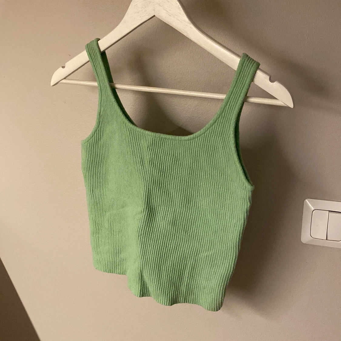 Grön ribbad linnetopp från FB Sister knitwear