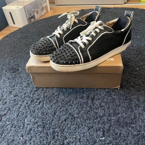 Christian Louboutin - Säljer ett par skor ifrån Christian Louboutin. Box, kvitto osv. ingår (se bild 2). Skorna har andvänt mycket och blivit slitna. Jag har lagat de på vissa ställen så de funkar att andvända då det inte syns vid andvändning. Hör av dig vid frågor eller fler bilder. Pris kan diskuteras!