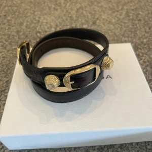 Balenciaga armband - Svart super snyggt Balenciaga armband som jag säljer då jag tyvärr inte använder det så mycket. Är mycket bra i skicket! Hör av er vid ev frågor💕