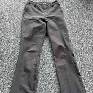 Svarta bootcut kostymbyxor BikBok - Svarta kostymbyxor från BikBok i storlek 38. Byxorna har bootcut-modell högmidjade med klassisk passform, bälteshällor och dragkedja med knapp framtill. Köpta för 500kr (pris kan diskuteras) 