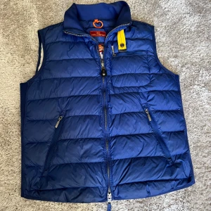 Blå väst från Parajumpers - Tjena! Säljer en skitfet parajumerväst i mycket bra skick! Knappt använd då den inte passar. Perfekt att ha nu till hösten🍁🍂. Hör av er vid funderingar👌 pris kan diskuteras vid snabb affär🤝🤝🙌