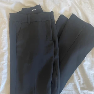 Svarta kostymbyxor från Bik Bok very tall - Snygga svarta kostymbyxor från Bik Bok med klassisk rak passform och diskreta fickor. Perfekta för en clean och stilren look. Byxorna har hällor för bälte och är tillverkade i ett mjukt material som känns bekvämt hela dagen. Helt nya, sällhet pågrund av för stora! 💗