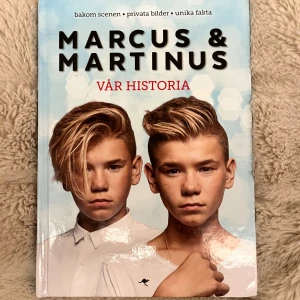 Marcus & Martinus: Vår historia - Följ med bakom scenen i Marcus & Martinus liv! Med privata bilder, unika fakta och personliga berättelser får du en inspirerande inblick i tvillingarnas resa från vardag i Norge till stora scener. Perfekt för dig som gillar musik, vänskap och att drömma stort.