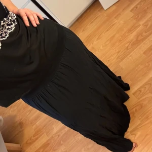 Svart lång volangkjol - Superfin kjol köpt på en marknad, använd max 3 gånger. Passar typ alla storlekar då den är stretchig