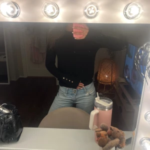 Svart långärmad tröja med knappar - Super fin topp som är mysig och perfekt till hösten!