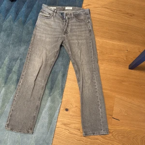 Grå Jack and Jones jeans  - Snygga grå jeans från Jones 