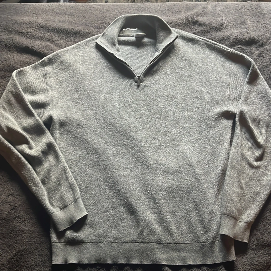 Grå stickad half zip-tröja